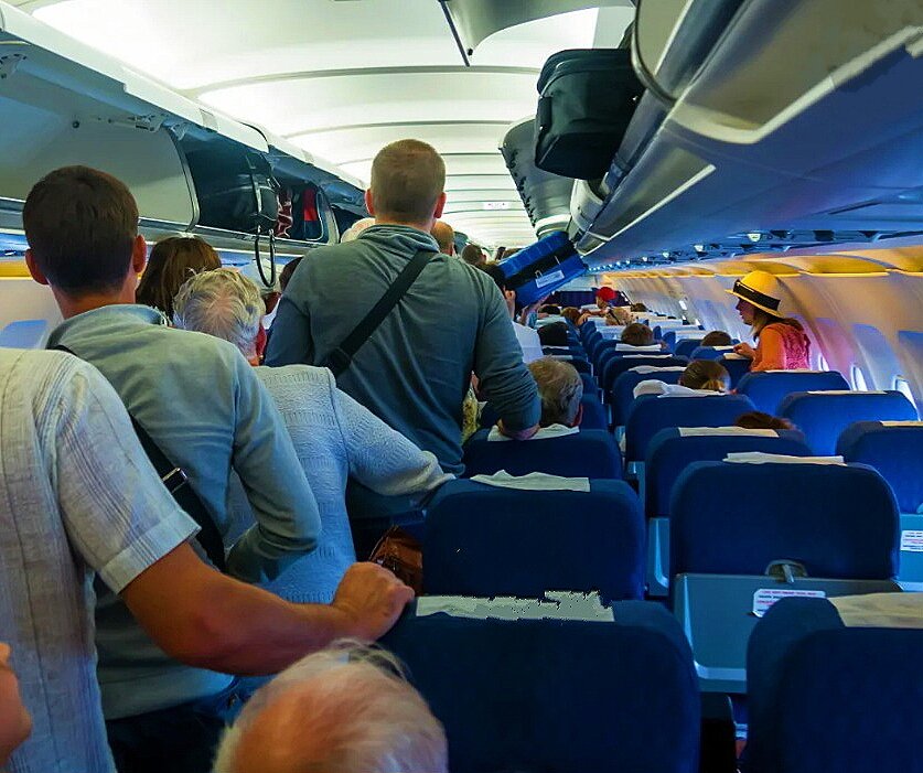 А ещё раздражают выпадающие чемоданы, которые летят на голову пассажиров.