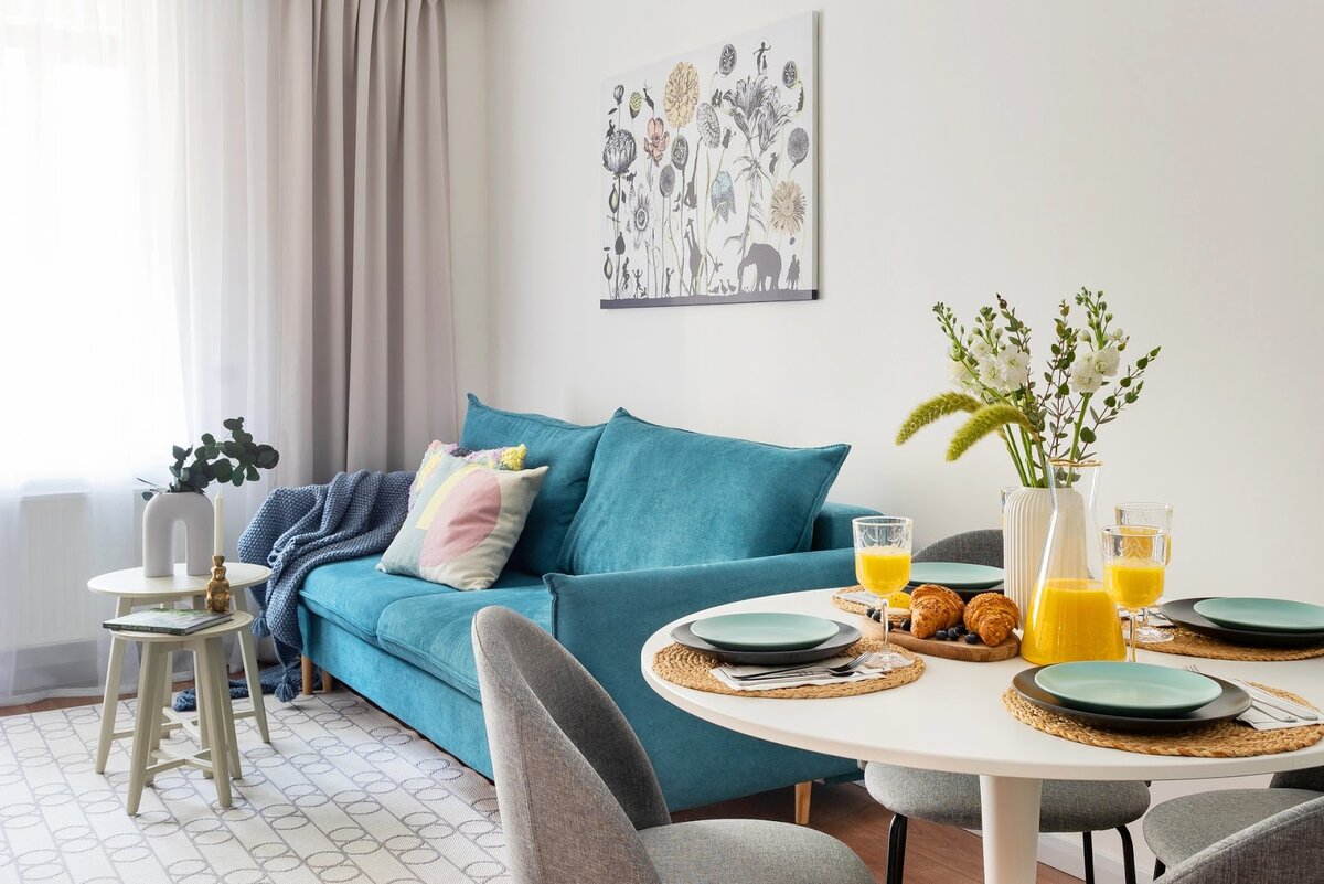 На фото: интерьер кухни-гостиной в квартире 45 кв.м в г. Санкт-Петербурге. В кадре диван Слипсон от divan.ru. Дизайнер: Анастасия Заркуа; стилист: Ксения Ушанева; фотограф: Данила Леонов