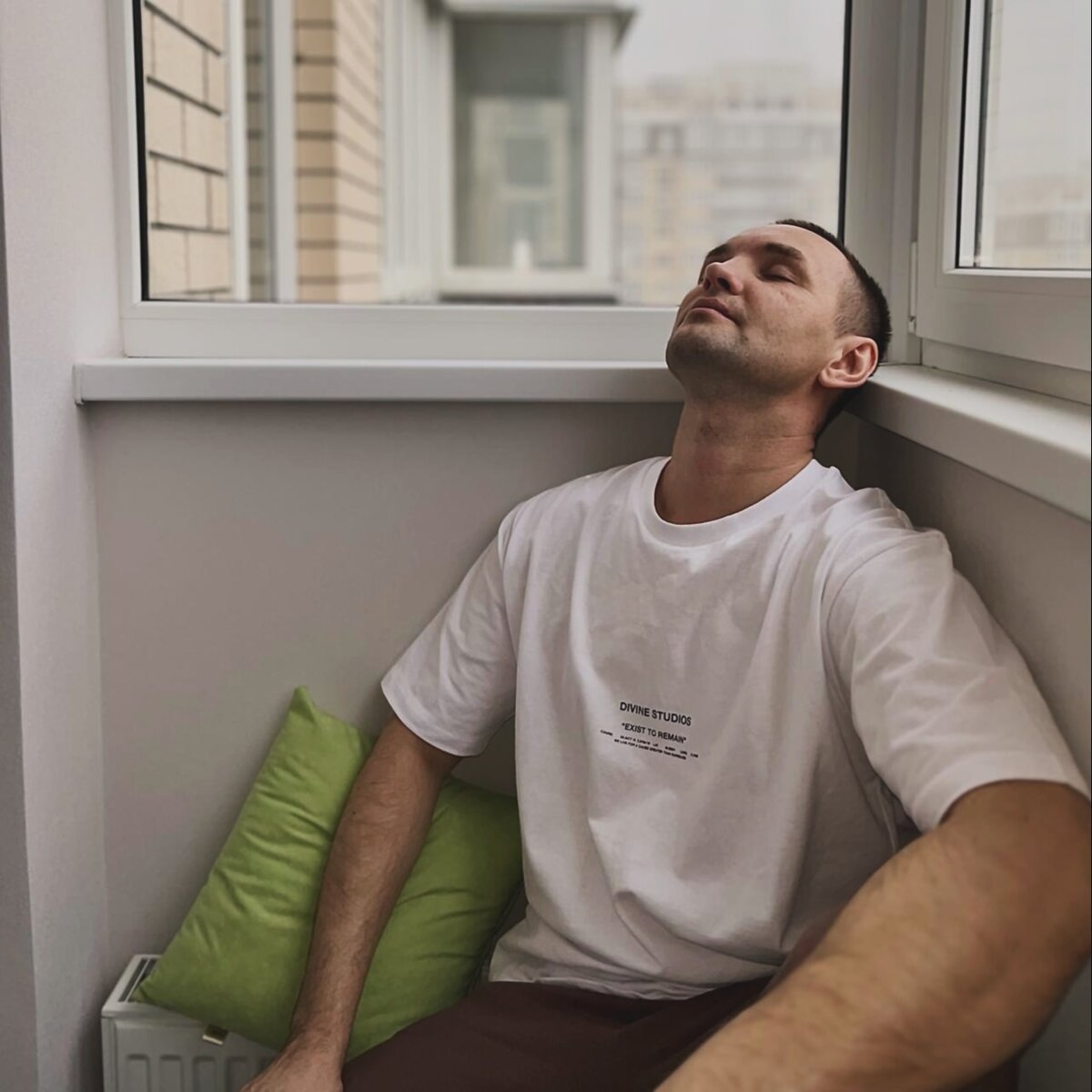  Не понравилось мне, как прошел крайний месяц, вяло , нудно, заказов мало🙁.
Даже  начал тревожиться, просто, как обычный человек, можно сказать с ровного места, поднялись какие-то непонятные переживания. Так бывает, пошло не так ,как хотелось бы и бах💣начались загоны.
Решил проработать самогипнозом, заодно и протестить. Получилось довольно хорошо,💪с первого раза расслабил сознание и тело отпустило следом. 
В общем самогипноз тема рулевая🛻.

Как сделать на улучшение состояния:

Врубаем Ютуб, находим самогипноз, слушаем и поправляем свое состояние. 

Если хотите попробовать сами, потренировать себя и получить полезный навык программирования, тогда вы молодцы,  нужно сделать так :


1. Послать все нафиг, минимум на полчаса, вырубить телефон 📴, сесть поудобнее ( лучше сесть, т.к если лечь, возможен вариант что вас вырубит вместе с телефоном)
2. Закрыть глаза и сосредоточится на дыхании. Просто сиди и и наблюдаем за своим дыханием, далее чуть замедляется в комфортном для себя режиме, т.е вдохи и выдохи делаем более затяжными. Делаем минут 5️⃣.
3. Внутренним зрением проходится по телу от ступней до макушки, в этот момент можно давать самовнушения на расслабление. Расслабляется нога, расслаблен живот, грудь и т.д и обратно с макушки головы до ступней, так несколько минут
4. Сжимаем кулак плотно,  на сколько можем и отпускаем, чувствуем как расслабляются мышцы и это расслабление распространяем по всему телу. Т.е мысленно переносим ощущение расслабление на макушку головы и представляем что,  оно растекается по всему организму. Это даст нам ещё более глубокие и приятные состояния
5. Когда хорошо погрузились, представляем образ, делаем себе необходимые установки ( представляем образ себя сильным, энергичным, наполненным или другой вариант вспоминаем один из лучших своих дней в прошлом, где мы были радостными, полными сил и энергии. Образ внушения готовим заранее.

6. Медитируем на образ сколько захотим и делаем плавный выход,сместив внимание с образа на свое тело или дыхание, т.е делаем пункты 2-3.

Именно во время таких погружений в самогипноз, происходит расслабление психики, выгружается лишняя информация, снимается стресс и вы будете себя чувствовать лучше и спокойнее .

Для более глубокого погружения можно: включить любимую музыку, поджечь благовония, если верите во что-то высокое обратится или произнести молитву.

Приятного погружения.
Есть вопросы по теме гипноза и самогипноза? 
Пиши.