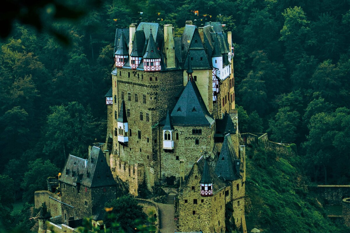10 древних замков, в которых можно жить и сейчас | Forbes Life