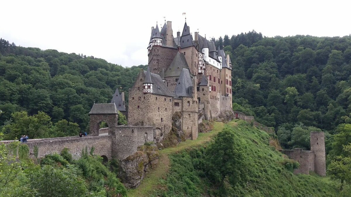 Сегодня у замка десять куполов разной высоты, разной архитектуры и стиля. Источник фото: Яндекс Карты. Автор: Ed V.