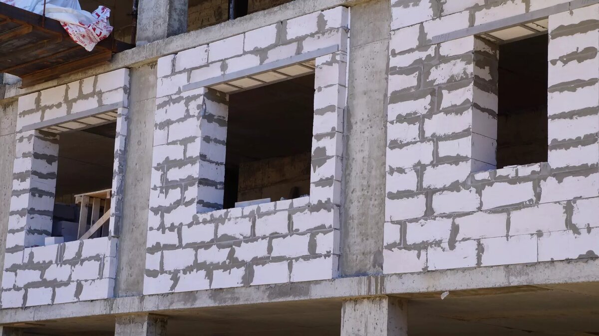     В 2021 году недостроенный продовольственный магазин на торгах выкупила омская предпринимательница Анна Бингерская-Гордон.