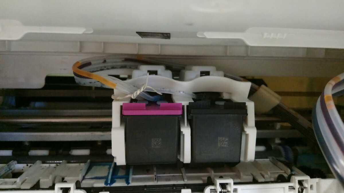 К картриджам подходят трубки с чернилами. 