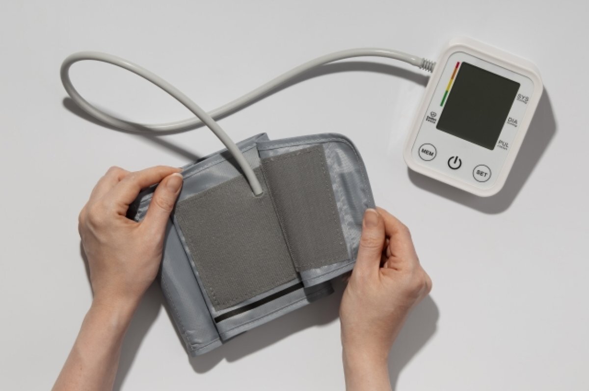    В бытовых условиях врач рекомендует использовать тонометры с манжетой, которую надевают на плечо.