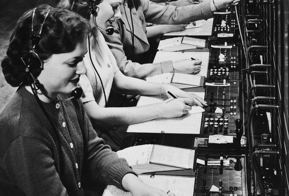 Загадочные телефонистки с телеграфа. Фото из dzen.ru