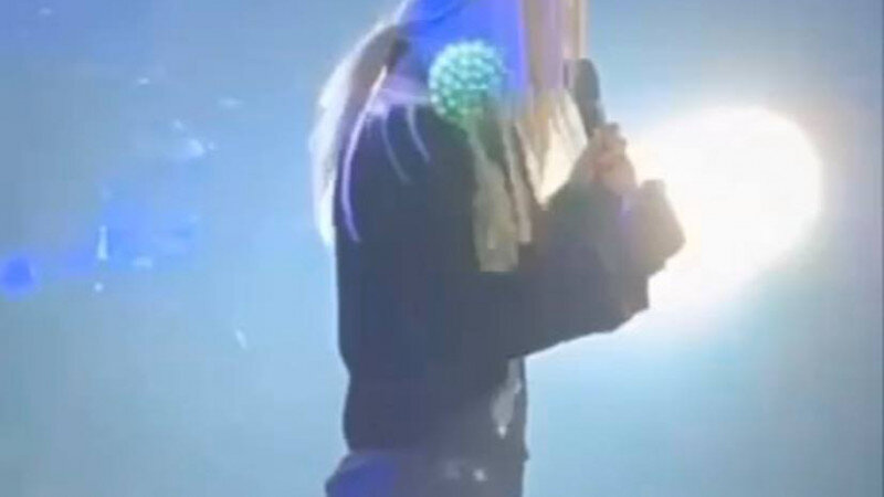     Певец SHAMAN с новой прической Скриншот видео