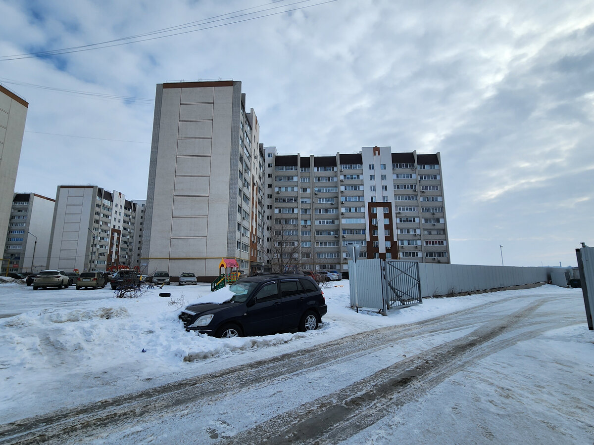 На фото вы видите самый новый микрорайон города Балаково. Вас друзья ничто не смущает? У вас не возникает ощущение, что этому микрорайону уже минимум 20-30 лет?