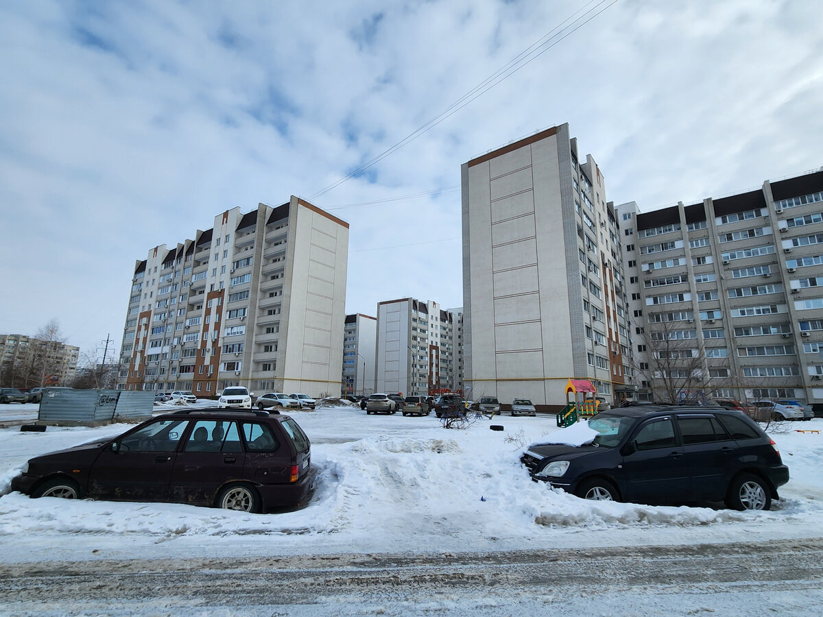 На фото вы видите самый новый микрорайон города Балаково. Вас друзья ничто не смущает? У вас не возникает ощущение, что этому микрорайону уже минимум 20-30 лет?-2
