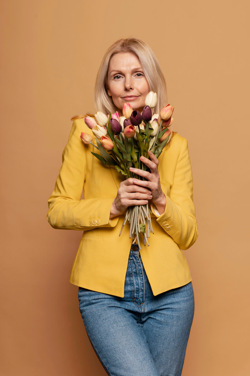 <a href="https://ru.freepik.com/free-photo/blonde-senior-woman-posing-and-holding-flowers-against-a-yellow-background_23442572.htm#fromView=search&page=1&position=8&uuid=10367a91-3346-4583-8120-4ae1c56bac80">Изображение от freepik</a>