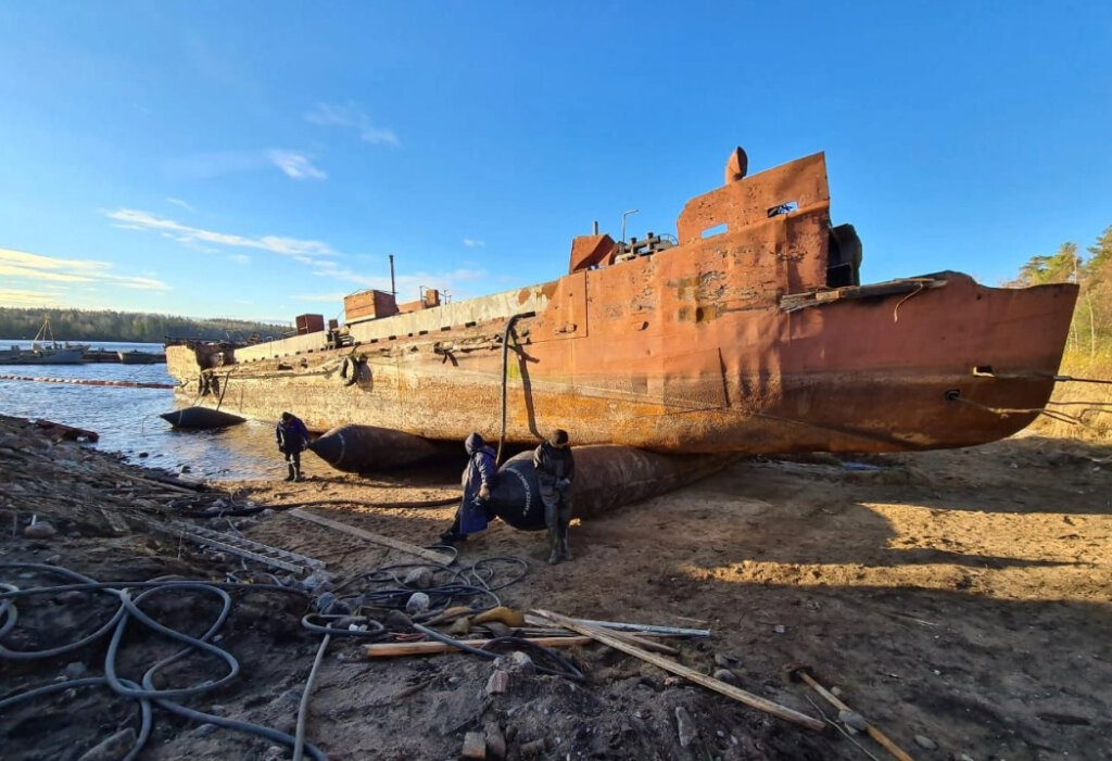 Вытягивание судна на ролик-мешках / Фото: ООО "Альтернативные решения"  📷
