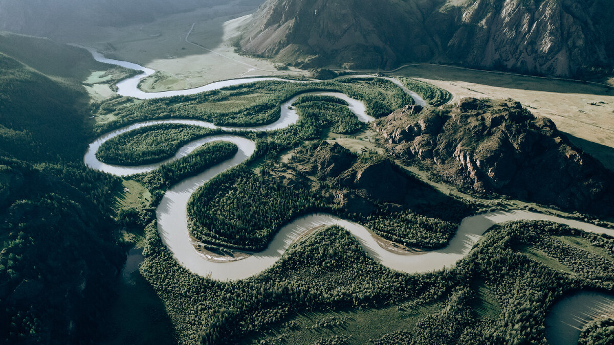 Изгиб реки. Деревня акташ перевал кату. Меандры акташ. Кату-ярык перевал. Чуйские меандры фото.
