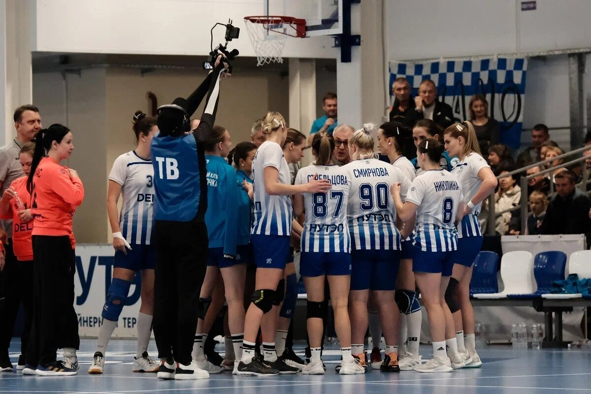 Алексей Гумянов даёт указания ученицам во время тайм-аута