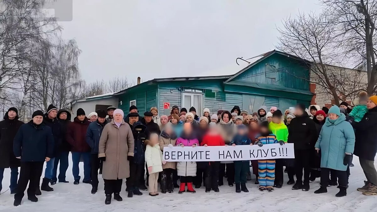     Жители Молявино Павловского округа Нижегородской области четвертый год не могут восстановить деревенский клуб. Об этом они рассказали в открытом обращении к президенту России Владимиру Путину. Видео опубликовано в соцсетях.