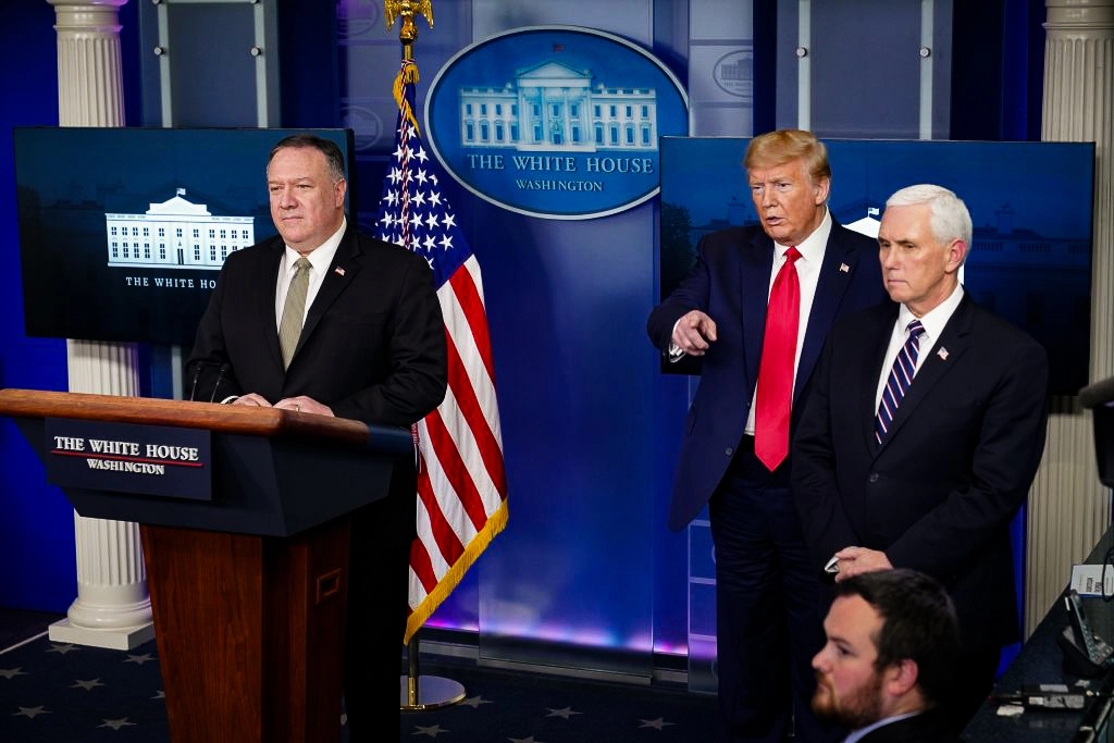 Тогдашний президент Дональд Трамп (в центре), тогдашний госсекретарь Майк Помпео (слева) и тогдашний вице-президент Майк Пенс отвечают на вопрос во время ежедневного брифинга о новом коронавирусе в Белом доме в Вашингтоне 8 апреля 2020 года. (Мандель Нган/AFP через Getty Images) 