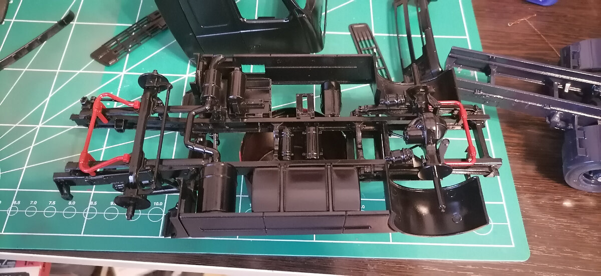 Рама, вид снизу. Стабилизаторы специально выделил.