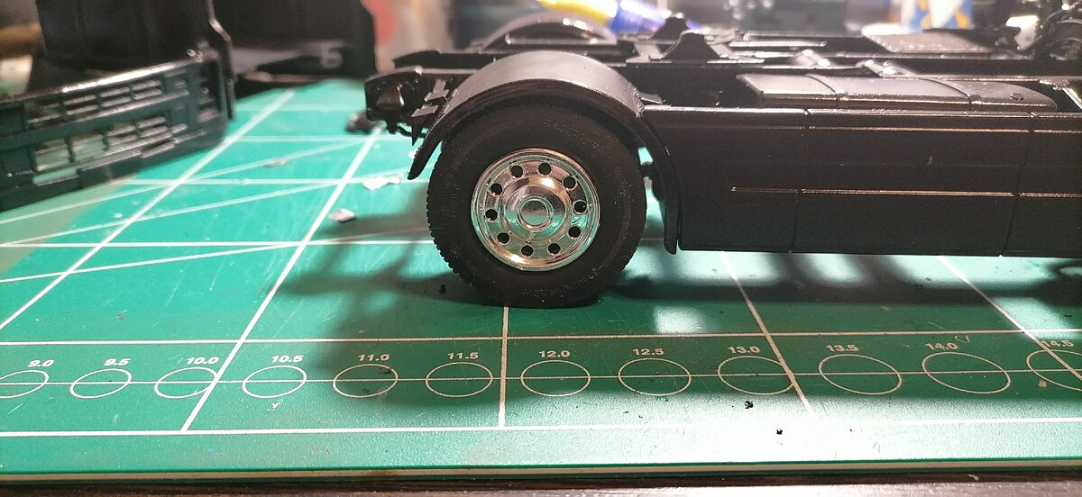 Установил колеса, одел хромированные колпаки. 