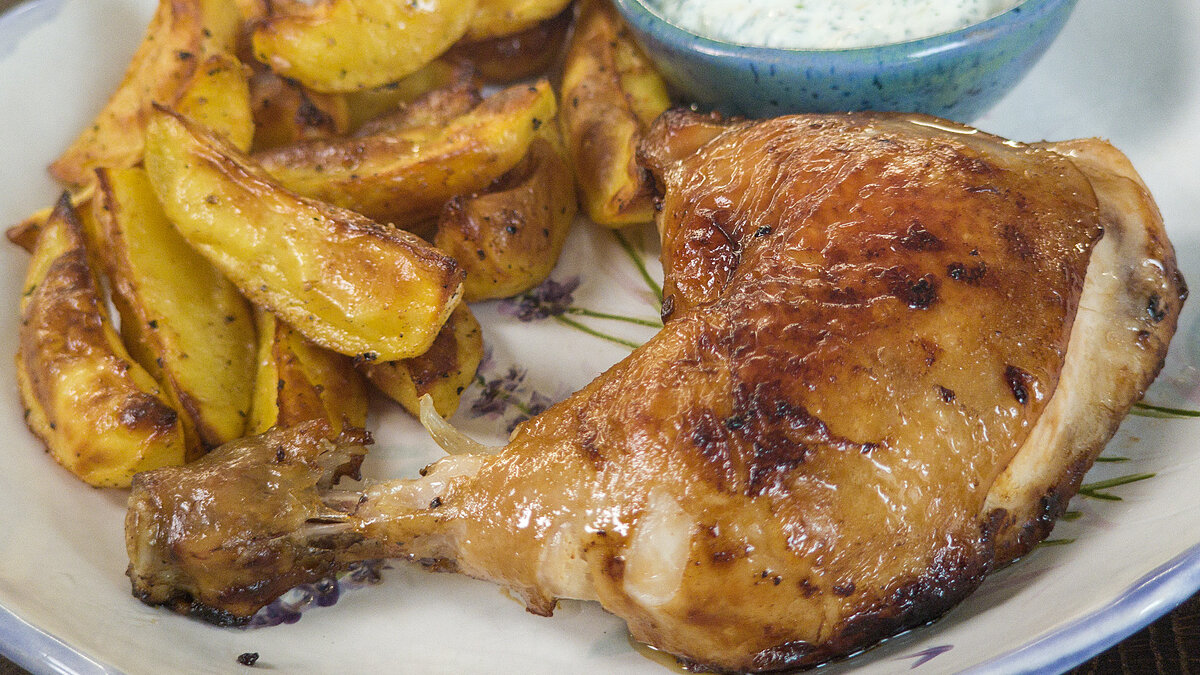 картошка с курицей в духовке под фольгой. окорочка с картошкой в фольге. запекание курицы в фольге в духовке. грудка с овощами в фольге. куриная грудка с картошкой в духовке в фольге.