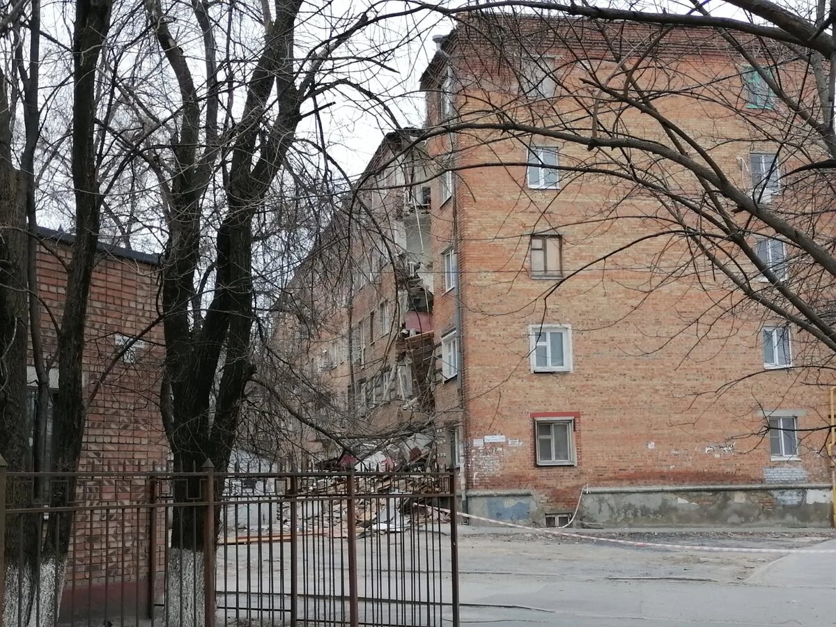 Висит ростов. Солдат на перекладине. Турник для детей. Парень на турнике. Вытяжение позвоночника на турнике.
