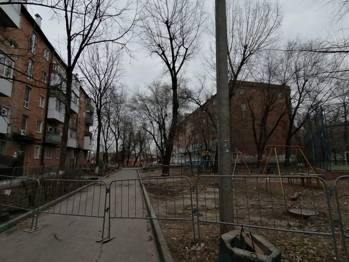 Турник для ног. Девушка вист на турнике. Табличка висит. Мостик на турнике. Упражнения на перекладине.