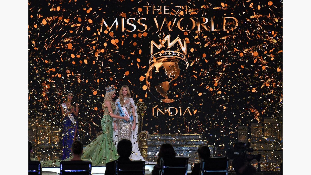 Ashish Vaishnav / Keystone Press Agency / Global Look Press📷На фото: «Мисс мира 2021» из Польши Каролина Белявска (в центре) коронует Кристину Пышкову из Чехии (справа), выигравшую титул «Мисс Мира». 9 марта 2024 года, Мумбаи, Индия