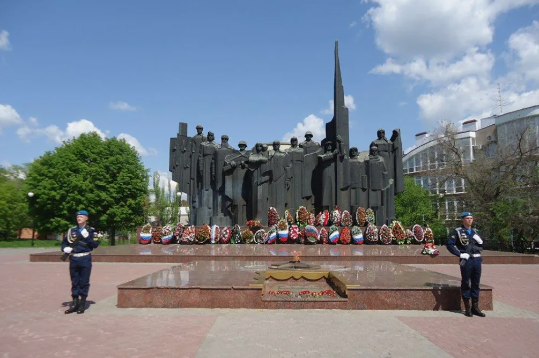 Мемориал площади. Памятник на площади Победы Воронеж. Мемориальный комплекс площадь Победы Воронеж. Памятник Победы Воронеж на площади Победы.