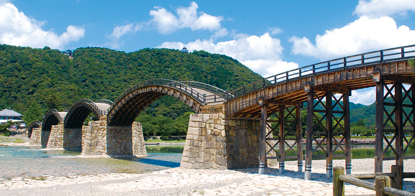 Мост Кинтай над рекой Нисики (Япония). Источник изображения: kintaikyo-bridge.jp