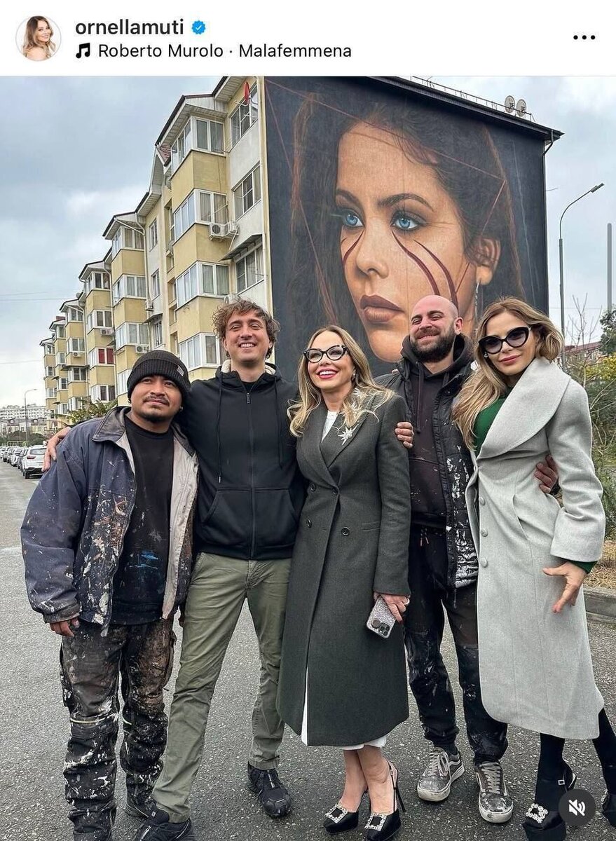 Орнелла Мути в центре. Фото из открытых источников 