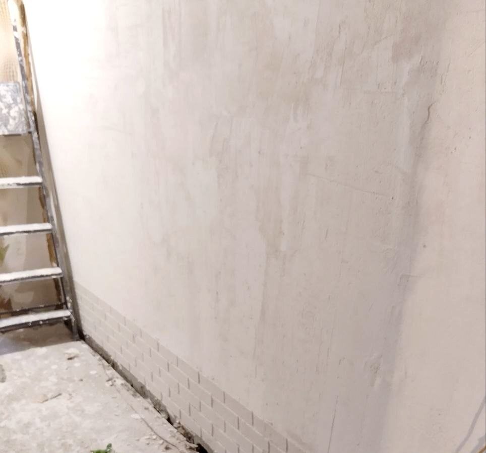 Нанесен базовый слой штукатурки