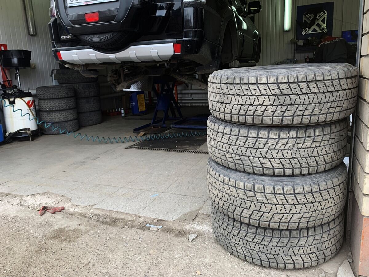    "Замена шин на автомобиле в автосервисе© РИА Новости . Наталья Селиверстова