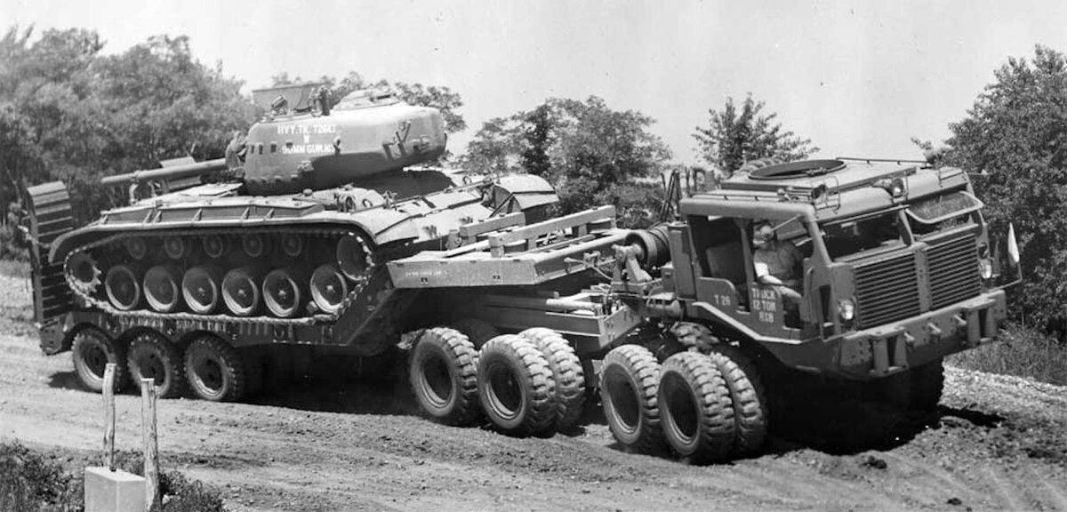 Перевозить танки всегда считалось особой тяжёлой задачей. Эти массивные и тяжёлые махины может транспортировать далеко не каждый грузовик: обычно для этой задачи создавали особые тягачи.