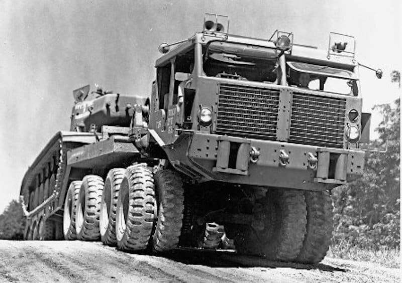 Перевозить танки всегда считалось особой тяжёлой задачей. Эти массивные и тяжёлые махины может транспортировать далеко не каждый грузовик: обычно для этой задачи создавали особые тягачи.-2