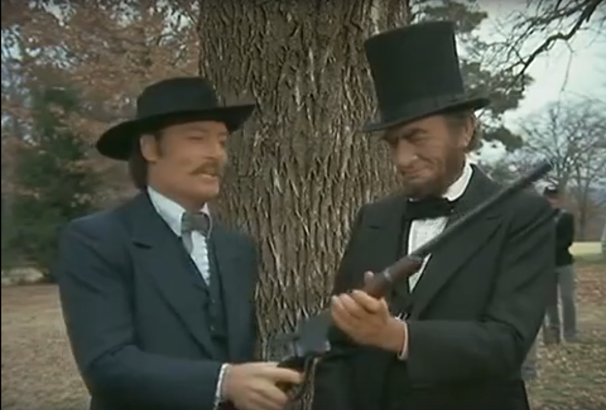 Кадр из фильма Синие и Серые (The Blue and the Gray, США, 1982). В реальности Линкольну продемонстрировали винтовку, а не карабин.