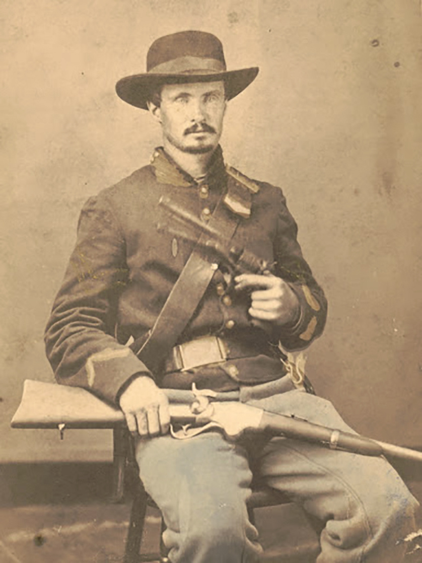 Федеральный кавалерист позирует фотографу с карабином Спенсера и револьвером в руке. Такие фото с личным оружием были весьма модными во время войны, как на Севере так и на Юге.