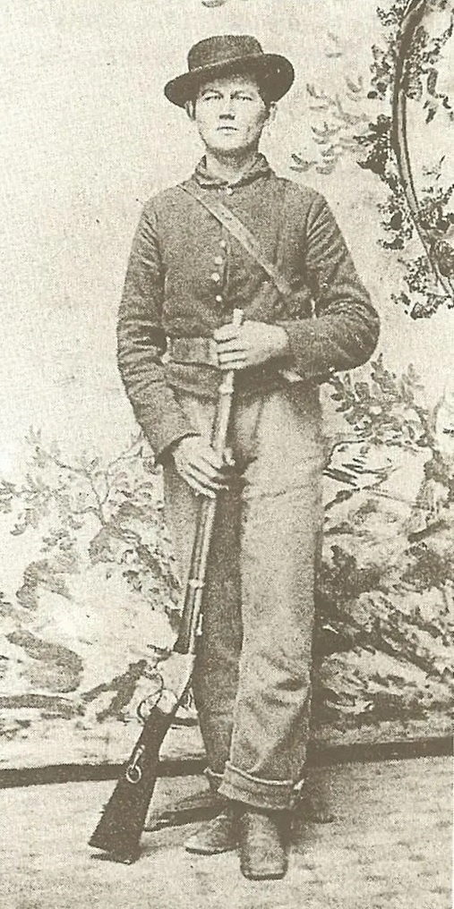 Еще одно фото солдата Молниеносной бригады со своей винтовкой