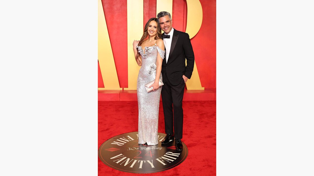 Amy Sussman / Getty Images📷Джессика Альба (в Tamara Ralph) и Кэш Уоррен