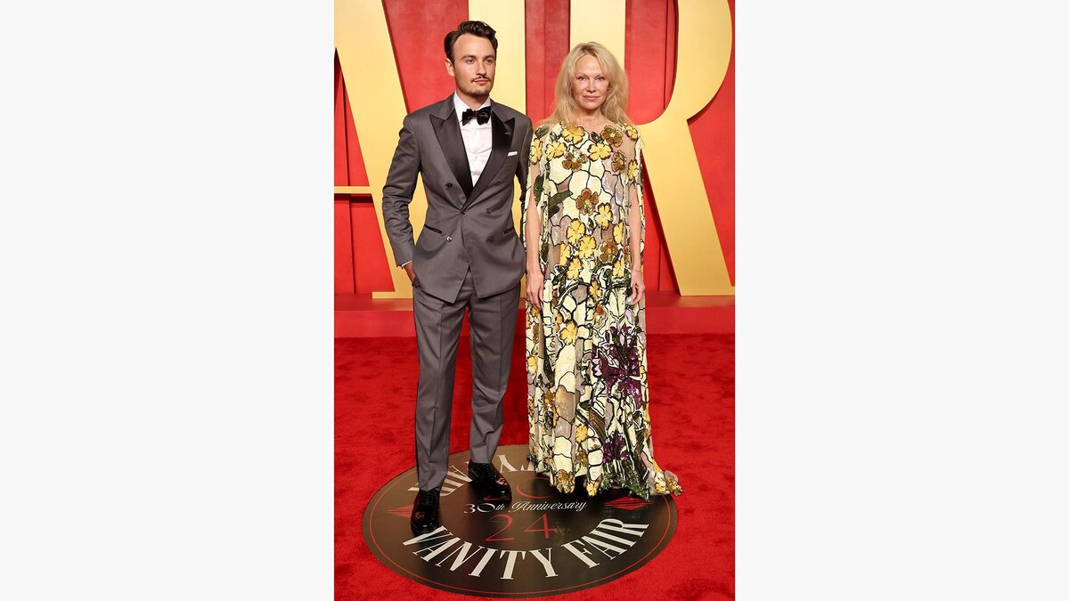 Amy Sussman / Getty Images📷Памела Андерсон (в Oscar de la Renta) и ее сын Брэндон Томас Ли