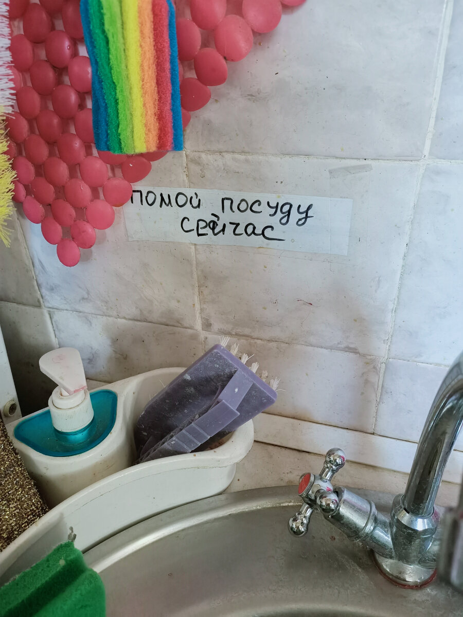 Висит себе и висит. Никому не мешает.