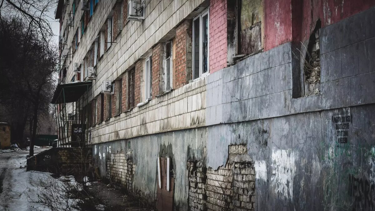     Грязь, мусор и бездорожье — в таких условиях вынуждены существовать жители одного из дворов в Краснооктябрьском районе Волгограда. В своих бедах горожане винят управляющую компанию.