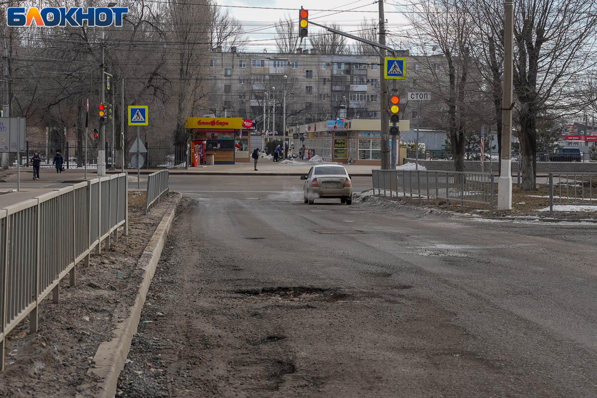 Наплевали на водителей и пешеходов: волгоградцев взбесила работа крупного  подрядчика | Блокнот Волгоград | Дзен