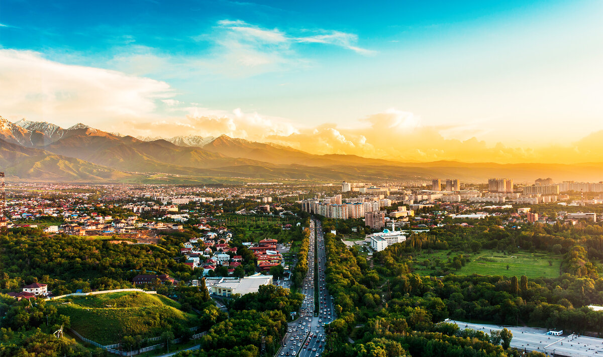 Если не хочется морозить щёки долгими зимами и изнывать от удушающей летней жары, то приезжай в Алматы весной или осенью.Фото: Aureliy / Shutterstock.com