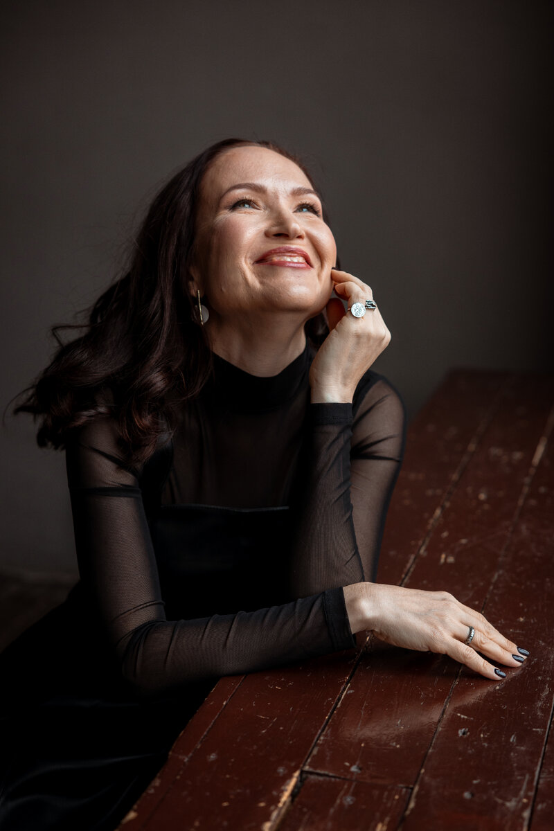 Наше современное психологизированное общество зачастую склонно оперировать достаточно специфическими терминами, изначальная суть которых далека от интерпретации, даваемой «популярной психологией». Это относится, например, к психологическим границам, о защите которых слышно практически из каждого утюга. В то же самое время, если обратиться к толковым словарям, то граница означает некую линию (в большинстве случаев - условную), межу, рубеж, предел, черту. Таким образом, логичным в данном контексте становится именно определение и осознание этих «линий» (подчеркну, линий, а не стен, не столбов, не бетонных заграждений). 
Осознание в свою очередь позволяет осуществлять ВЗАИМОДЕЙСТВИЕ, находиться в адекватном КОНТАКТЕ с тем, что располагается по той и другой стороне этой УСЛОВНОЙ черты. Подчеркну, что здесь контакт и взаимодействие являются ключевыми понятиями, а не защита, нападение или изоляция. Вообще корректность отношения к рубежам сводит риски конфликта к минимуму, о каких бы рубежах ни шла речь.
Так что же делать с чувствованием и осознанием: где я? Где другой? Где мое пространство? О чем мое пространство? Какое взаимодействие для меня максимально эффективно и при этом уважительно к другим? 
Здесь как раз помогает навык замечания и своевременного реагирования на импульсы (свои, внутренние сигналы эмоциональные и телесные). И начинается это с малого: как я себя сейчас чувствую? Есть ли что-то телесное, что мне не комфортно (одежда, например)? Хочу ли я чай или кофе? Кофе какой крепости и температуры я хочу? Что с пространством на расстоянии моей вытянутой руки, есть ли там какие-то раздражающие факторы, или все ок? Все начинается  с мелочей. С микро-импульсов, которыми нельзя пренебрегать, на которые нужно реагировать.  Когда формируется этот навык замечания и реакции в малом, он корректно переносится на значимые события и обстоятельства. И только в таком порядке, иначе можно таких дров наломать, что ни к чему доброму не приведет. 
Отмечу также, что важна именно связка «замечать - реагировать», потому что накопленное и не отреагированное (и снова подчеркну – отреагированное корректно, адекватно) зачастую и становится тем «взрывом», который порождает вынужденную необходимость «защиты» или «нападения».
Искусство замечать. Искусство реагировать. Это очень увлекательное путешествие в страну под названием «Я». Поверьте. А лучше – проверьте, ведь что может быть интереснее в этой жизни, чем познание себя)