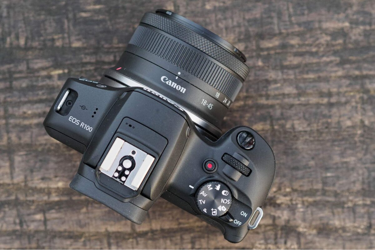    На верхней панели Canon EOS R100 находится единственный управляющий диск камеры / Фото: amateurphotographer.com