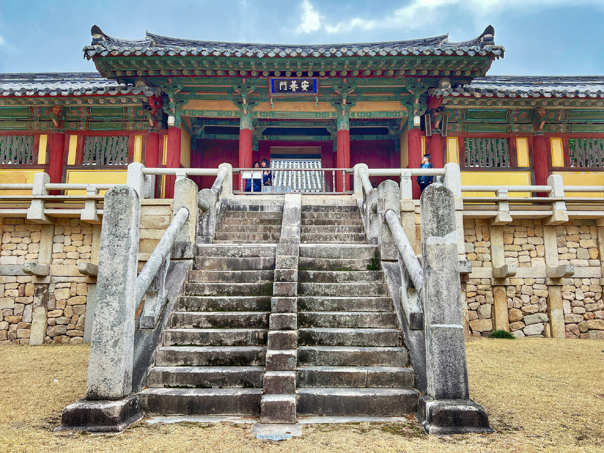 Пульгукса, буддийский монастырь в Кёнджу, включённый в список Всемирного фонда культурного наследия ЮНЕСКО. Фото автора 