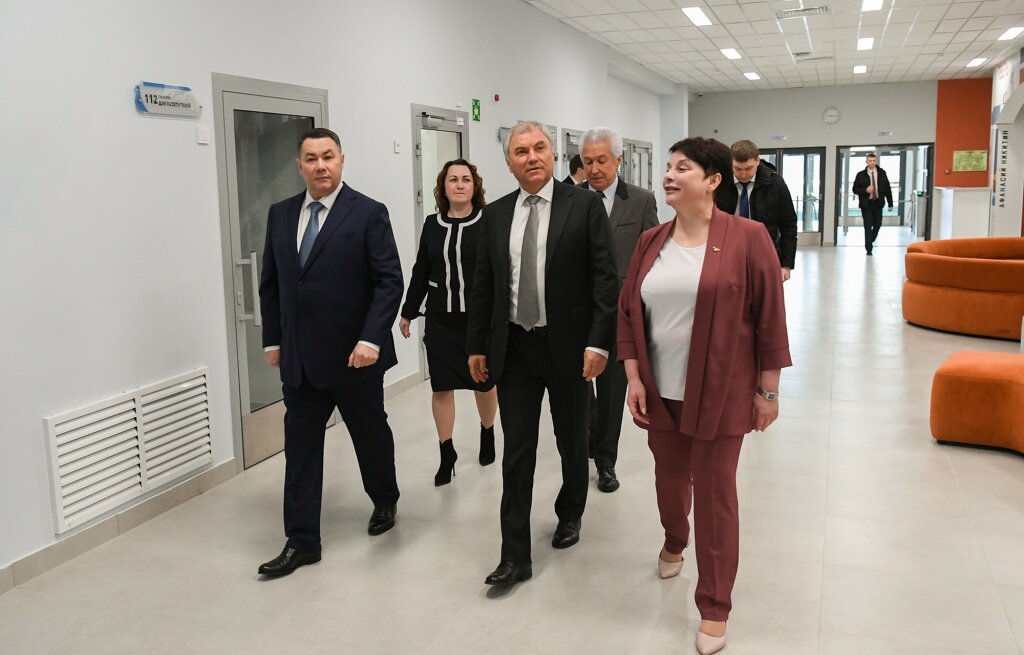 Губернатор и почетные гости посетили в Твери школу, поликлинику и завод, где делают трамваи