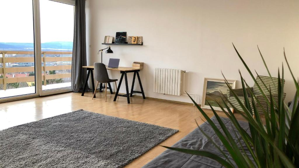 Общая гостиная для приема пищи в хостеле Chill House, Братислава