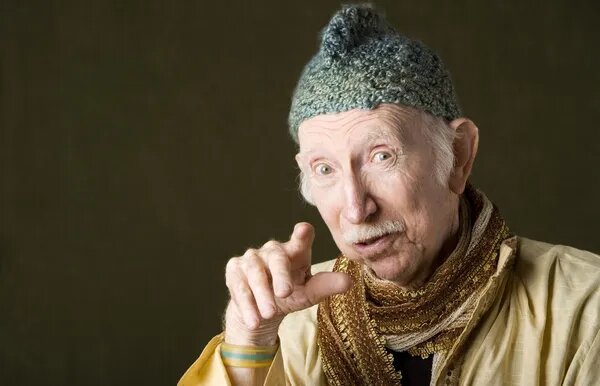 Один старый и очень мудрый человек сказал своему другу:

— Рассмотри комнату, в которой мы находимся, получше, и постарайся запомнить вещи коричневого цвета.

В комнате было много чего коричневого, и друг быстро справился с этой задачей. Но мудрый китаец ему задал следующий вопрос:

— А теперь закрой глаза и перечисли все вещи синего цвета.

Друг растерялся и возмутился:

— Я ничего синего не заметил, ведь я запоминал только вещи коричневого цвета!

На что мудрец ответил:

— Открой глаза, осмотрись — ведь в комнате очень много вещей синего цвета.

И это было чистой правдой.

Тогда старик продолжил:

— Если ты ищешь в комнате вещи только коричневого цвета, а в жизни — только плохое, то ты и будешь видеть только их, замечать исключительно их, и только они будут тебе запоминаться и участвовать в твоей жизни.
Запомни: если ты ищешь плохое, то ты обязательно его найдешь и не заметишь ничего хорошего
