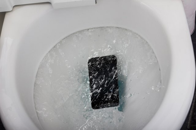    Что делать, если телефон упал в воду?