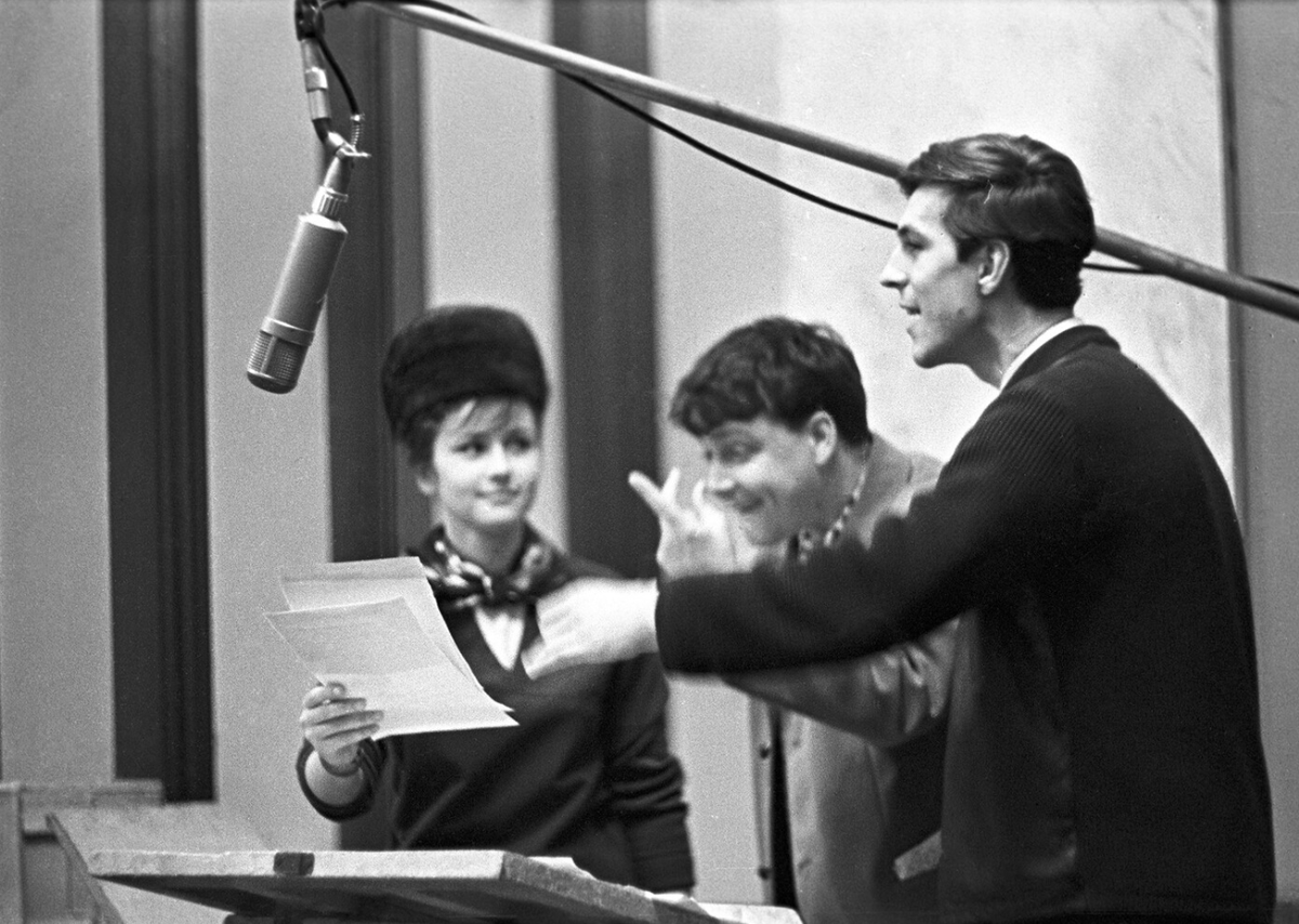 Светлана Моргунова с коллегами на записи радиопередачи «До-ре-ми-фа-соль», 1966 год. Фото: РИА Новости