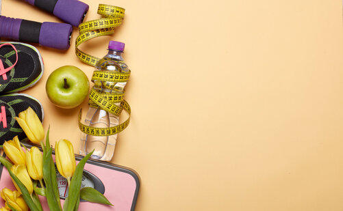 Уже  в марте в средней полосе России солнце начинает вставать в 07:00 утра,  поэтому сборы на работу или учебу теперь проходят при естественном  освещении. Используем разницу с зимним сезоном, чтобы начать регулярно  делать зарядку. Для опытных спортсменов это может быть легкое кардио:  пробежка или пара функциональных упражнений. Если же человек только  задумался о дополнительной двигательной активности, лучше начать с  растяжки, небольшого комплекса йоги и дыхательных упражнений. Они  настроят на продуктивный день и не отобьют желание заниматься фитнесом.