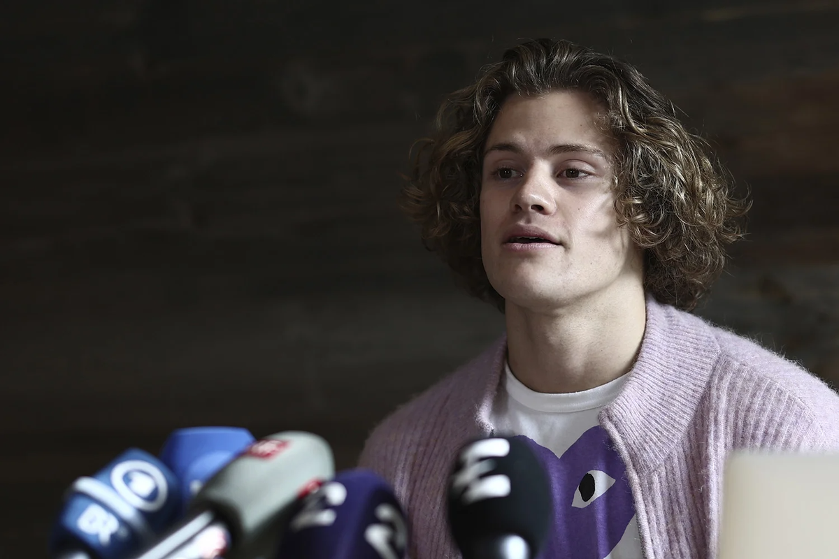 Норвежец Лукас Бротен на пресс-конференции в Зельдене, Австрия, 27 октября 2023 года. (Фото AP·TASS)